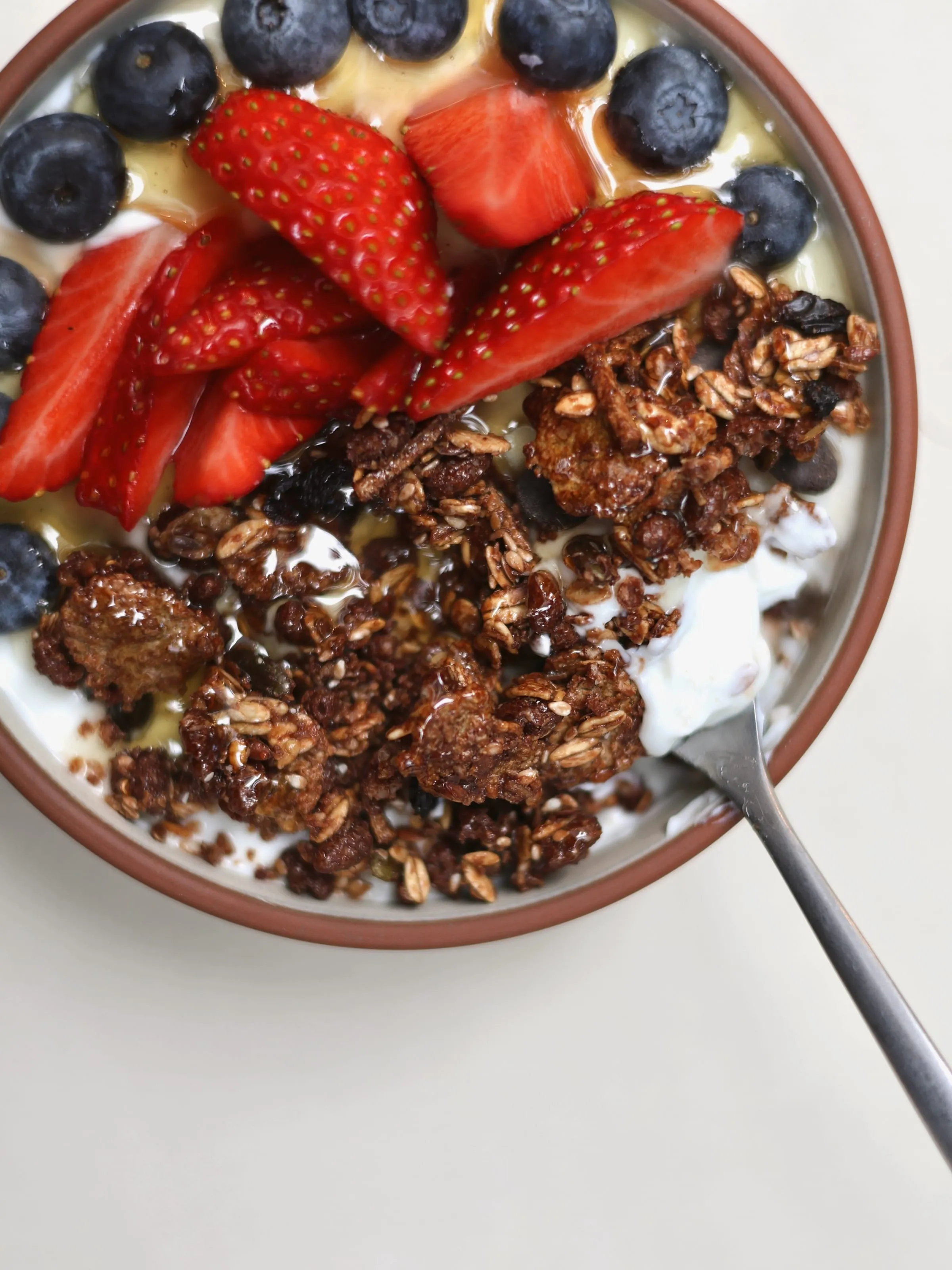 Μπολ γιαουρτιού με φράουλες, μύρτιλα και granola